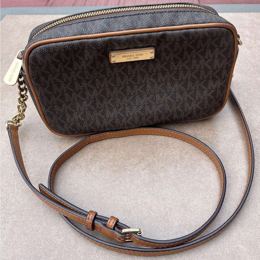 Authentic Michael Kors crossbody bag, adjustable strap, logo,top zipper, 8.5x5x2